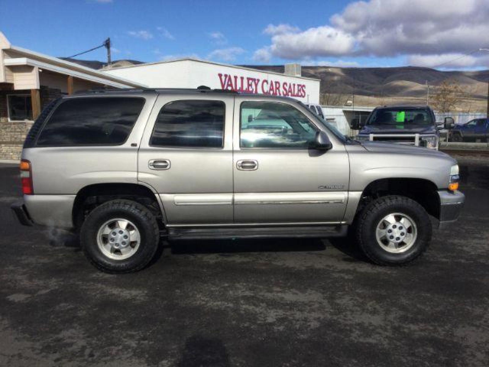 2002 Light Pewter Metallic /Tan/Neutral Custom Leather Interior Chevrolet Tahoe 4WD (1GNEK13Z62J) with an 5.3L V8 OHV 16V FFV engine, 4-Speed Automatic transmission, located at 1801 Main Street, Lewiston, 83501, (208) 743-9371, 46.417065, -117.004799 - Photo #14