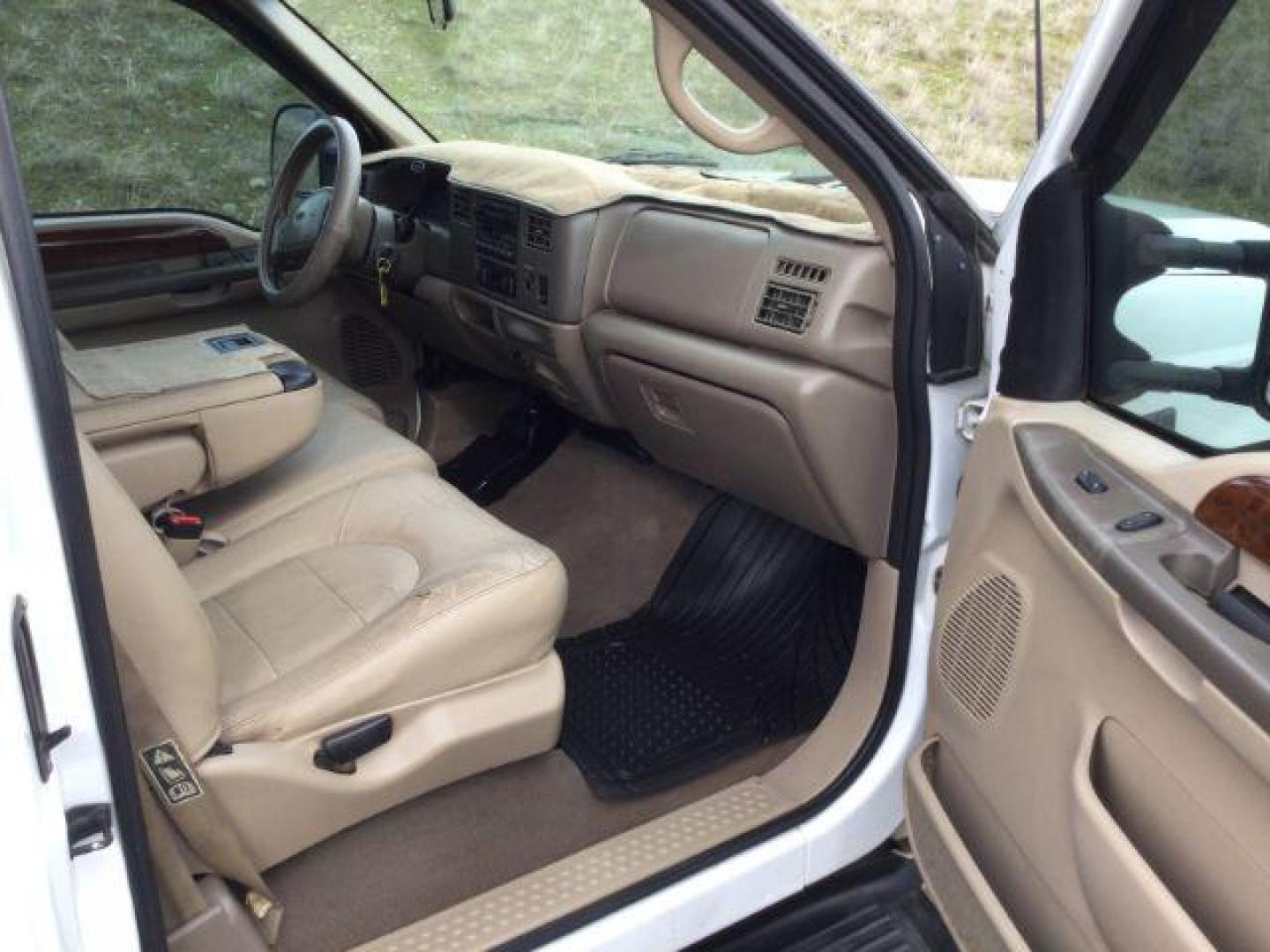 2000 Oxford White Clearcoat/Harvest Gold Clearcoat Meta /Medium Parchment Leather Ford F-250 SD Lariat SuperCab Long Bed 4WD (1FTNX21SXYE) with an 6.8L V10 SOHC 20V engine, 4-Speed Automatic transmission, located at 1801 Main Street, Lewiston, 83501, (208) 743-9371, 46.417065, -117.004799 - Photo#6
