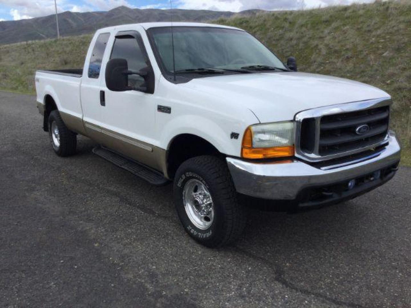 2000 Oxford White Clearcoat/Harvest Gold Clearcoat Meta /Medium Parchment Leather Ford F-250 SD Lariat SuperCab Long Bed 4WD (1FTNX21SXYE) with an 6.8L V10 SOHC 20V engine, 4-Speed Automatic transmission, located at 1801 Main Street, Lewiston, 83501, (208) 743-9371, 46.417065, -117.004799 - Photo#8
