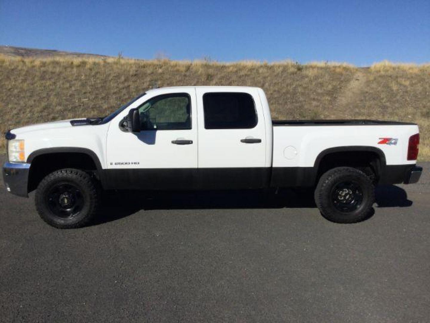 2008 Summit White /Ebony Cloth Interior Chevrolet Silverado 2500HD LT2 Crew Cab Std. Box 4WD (1GCHK23608F) with an 6.6L V8 OHV 32V TURBO DIESEL engine, 6-Speed Automatic transmission, located at 1801 Main Street, Lewiston, 83501, (208) 743-9371, 46.417065, -117.004799 - Photo#1