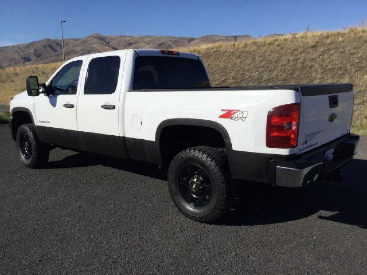 2008 Summit White /Ebony Cloth Interior Chevrolet Silverado 2500HD LT2 Crew Cab Std. Box 4WD (1GCHK23608F) with an 6.6L V8 OHV 32V TURBO DIESEL engine, 6-Speed Automatic transmission, located at 1801 Main Street, Lewiston, 83501, (208) 743-9371, 46.417065, -117.004799 - Photo#2