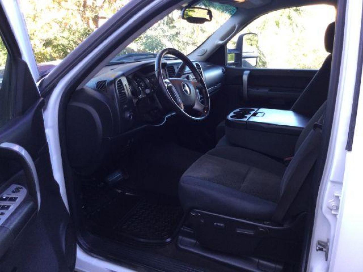 2008 Summit White /Ebony Cloth Interior Chevrolet Silverado 2500HD LT2 Crew Cab Std. Box 4WD (1GCHK23608F) with an 6.6L V8 OHV 32V TURBO DIESEL engine, 6-Speed Automatic transmission, located at 1801 Main Street, Lewiston, 83501, (208) 743-9371, 46.417065, -117.004799 - Photo#3