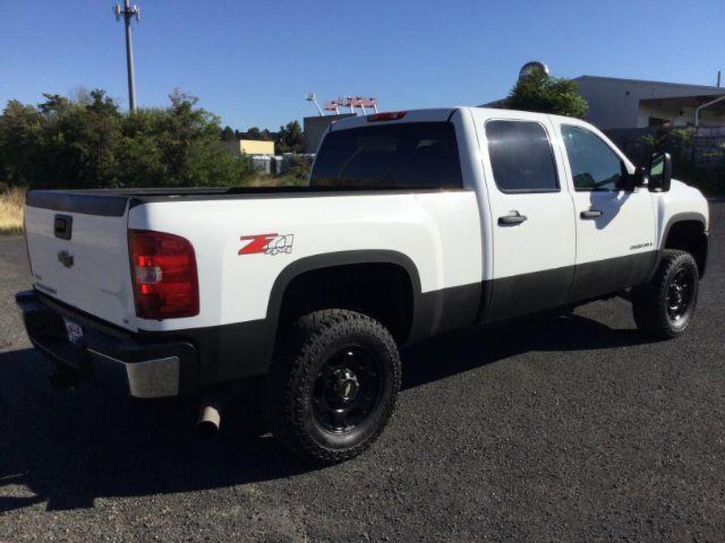 2008 Summit White /Ebony Cloth Interior Chevrolet Silverado 2500HD LT2 Crew Cab Std. Box 4WD (1GCHK23608F) with an 6.6L V8 OHV 32V TURBO DIESEL engine, 6-Speed Automatic transmission, located at 1801 Main Street, Lewiston, 83501, (208) 743-9371, 46.417065, -117.004799 - Photo#7