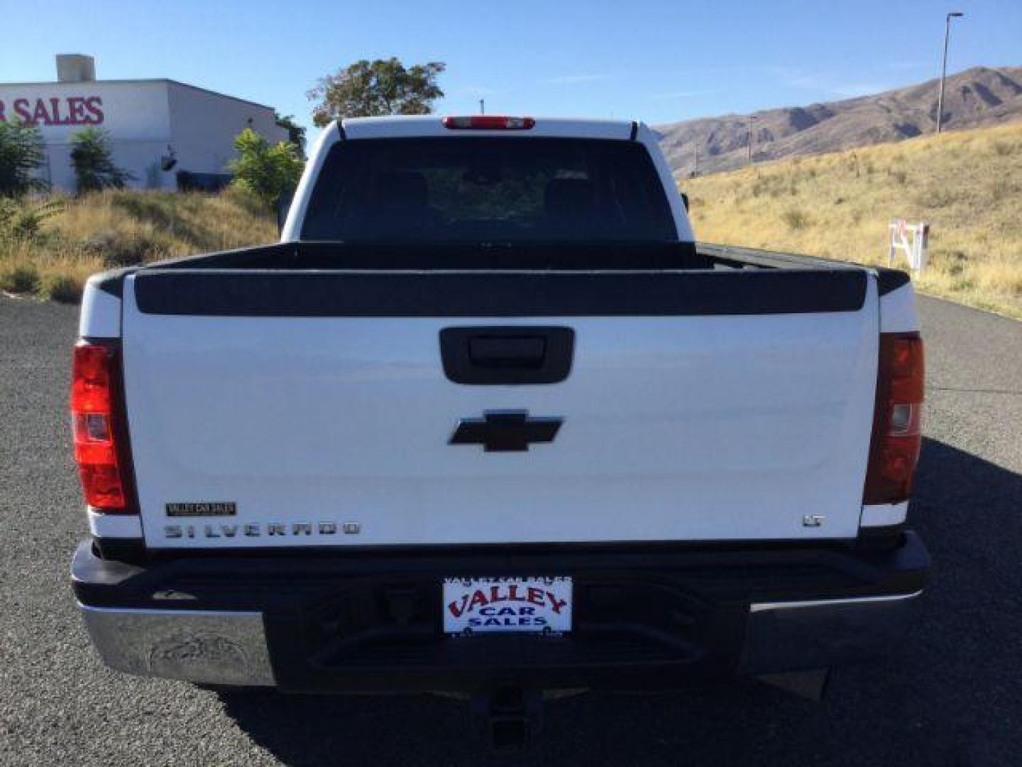 2008 Summit White /Ebony Cloth Interior Chevrolet Silverado 2500HD LT2 Crew Cab Std. Box 4WD (1GCHK23608F) with an 6.6L V8 OHV 32V TURBO DIESEL engine, 6-Speed Automatic transmission, located at 1801 Main Street, Lewiston, 83501, (208) 743-9371, 46.417065, -117.004799 - Photo#8