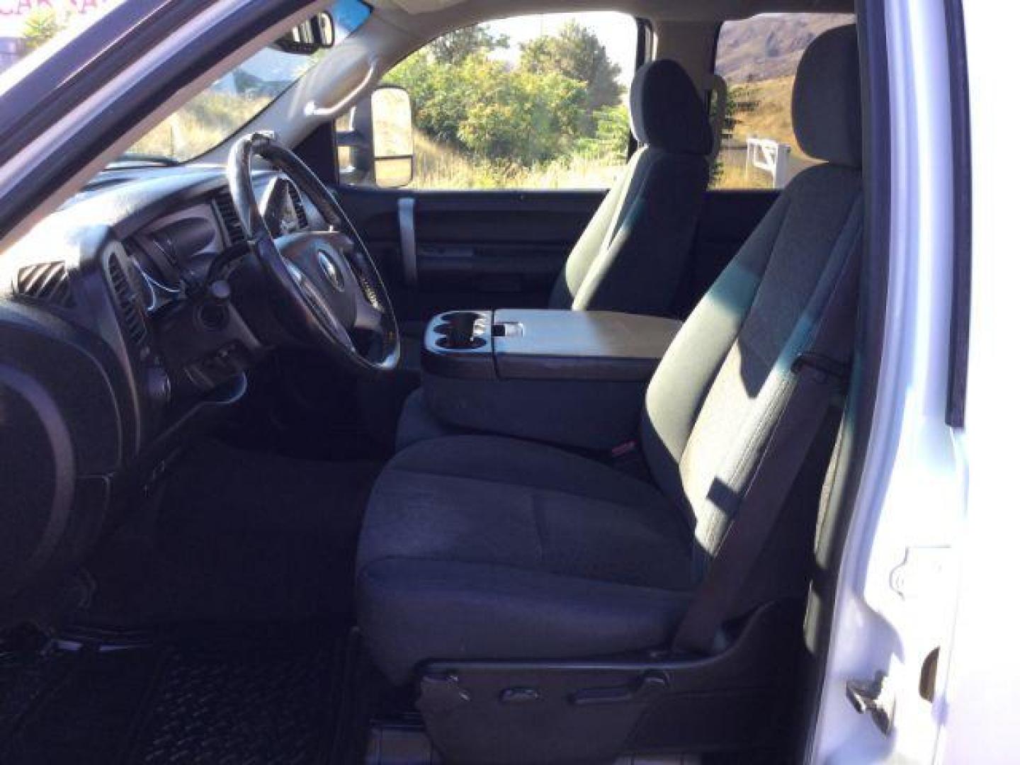 2008 Summit White /Ebony Cloth Interior Chevrolet Silverado 2500HD LT2 Crew Cab Std. Box 4WD (1GCHK23608F) with an 6.6L V8 OHV 32V TURBO DIESEL engine, 6-Speed Automatic transmission, located at 1801 Main Street, Lewiston, 83501, (208) 743-9371, 46.417065, -117.004799 - Photo#14