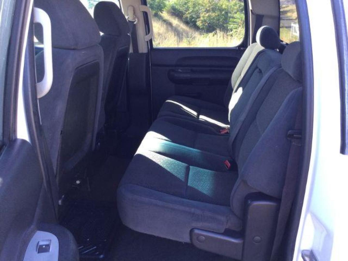 2008 Summit White /Ebony Cloth Interior Chevrolet Silverado 2500HD LT2 Crew Cab Std. Box 4WD (1GCHK23608F) with an 6.6L V8 OHV 32V TURBO DIESEL engine, 6-Speed Automatic transmission, located at 1801 Main Street, Lewiston, 83501, (208) 743-9371, 46.417065, -117.004799 - Photo#15