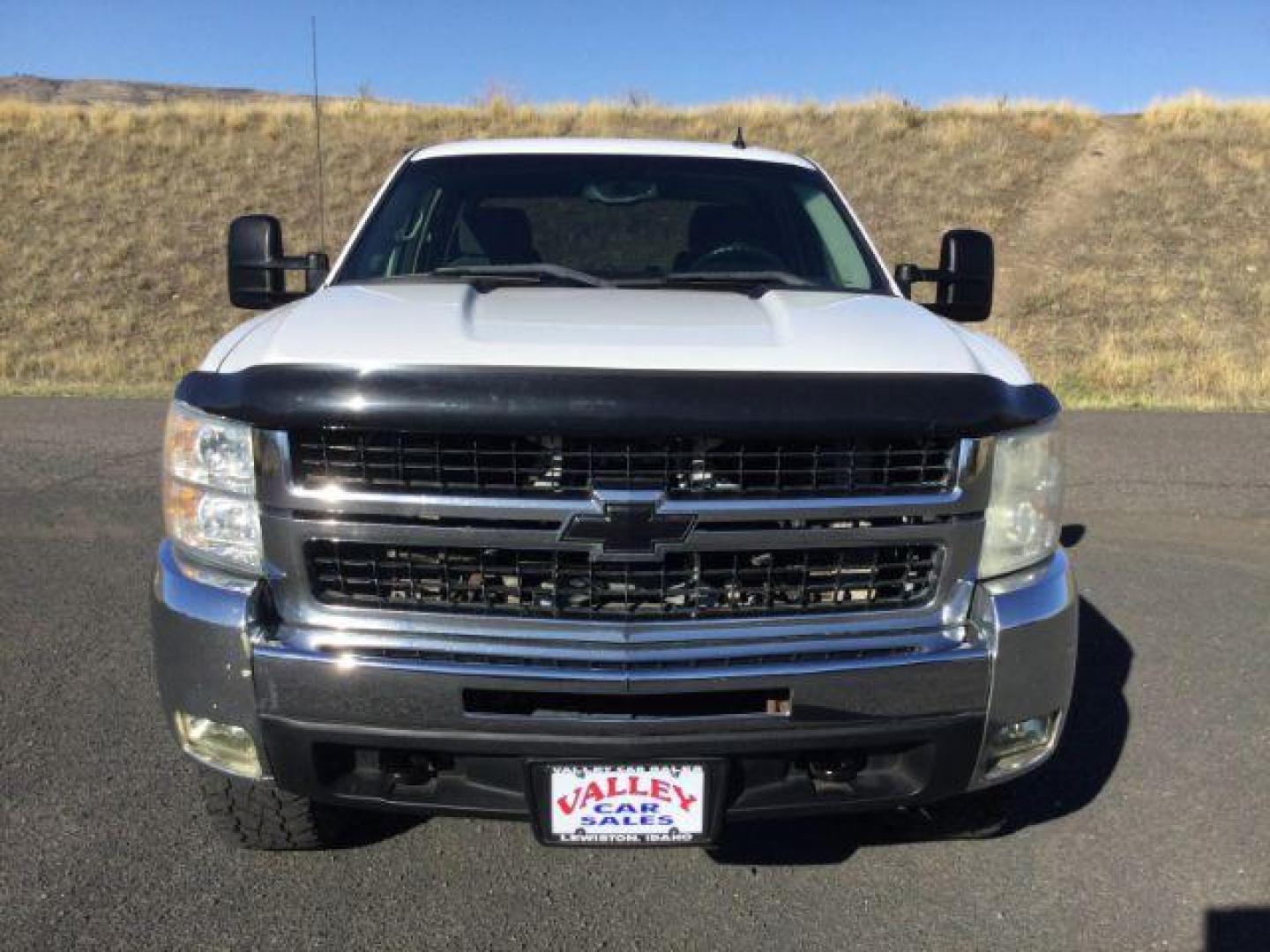 2008 Summit White /Ebony Cloth Interior Chevrolet Silverado 2500HD LT2 Crew Cab Std. Box 4WD (1GCHK23608F) with an 6.6L V8 OHV 32V TURBO DIESEL engine, 6-Speed Automatic transmission, located at 1801 Main Street, Lewiston, 83501, (208) 743-9371, 46.417065, -117.004799 - Photo#16