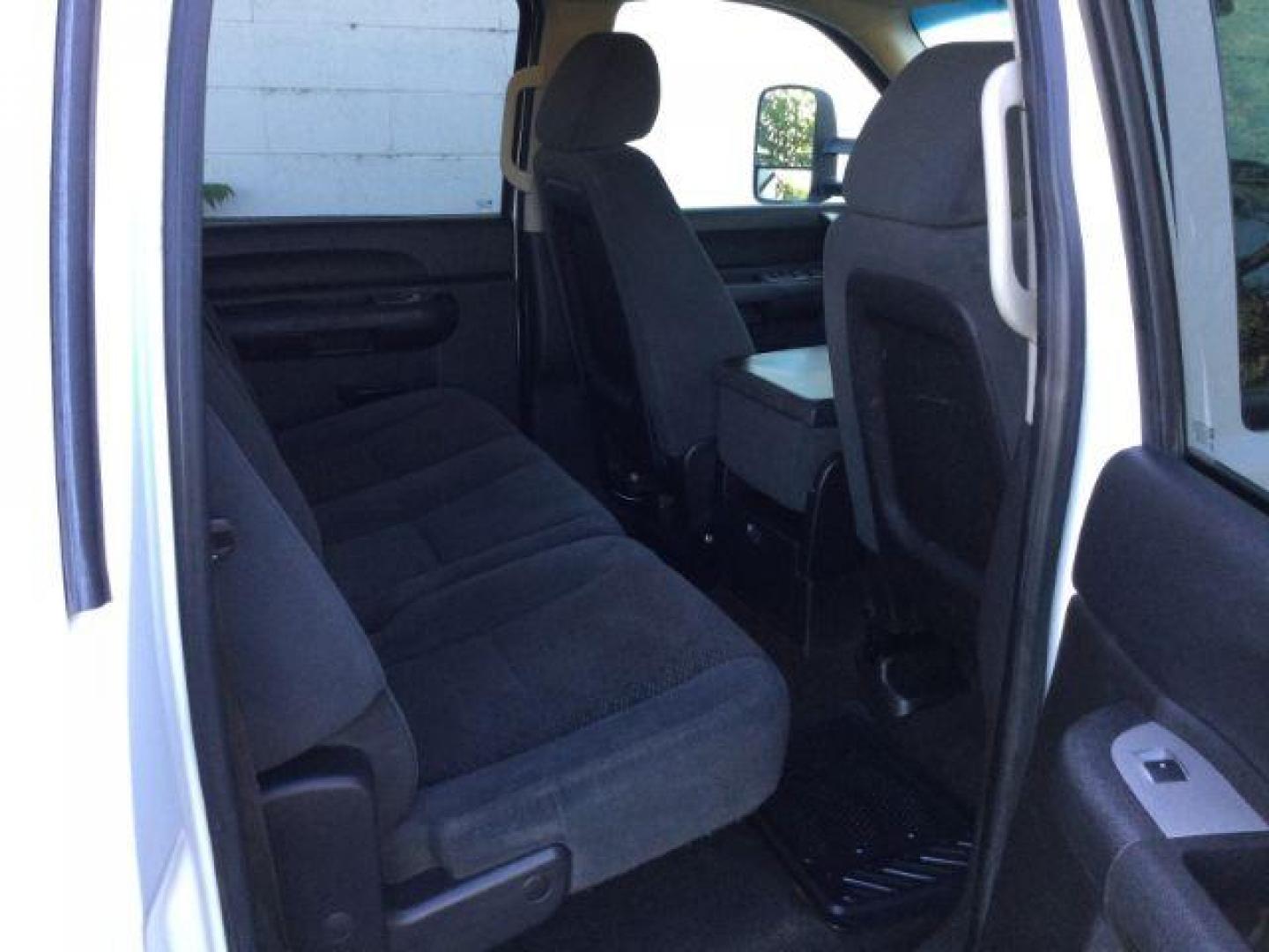 2008 Summit White /Ebony Cloth Interior Chevrolet Silverado 2500HD LT2 Crew Cab Std. Box 4WD (1GCHK23608F) with an 6.6L V8 OHV 32V TURBO DIESEL engine, 6-Speed Automatic transmission, located at 1801 Main Street, Lewiston, 83501, (208) 743-9371, 46.417065, -117.004799 - Photo#17