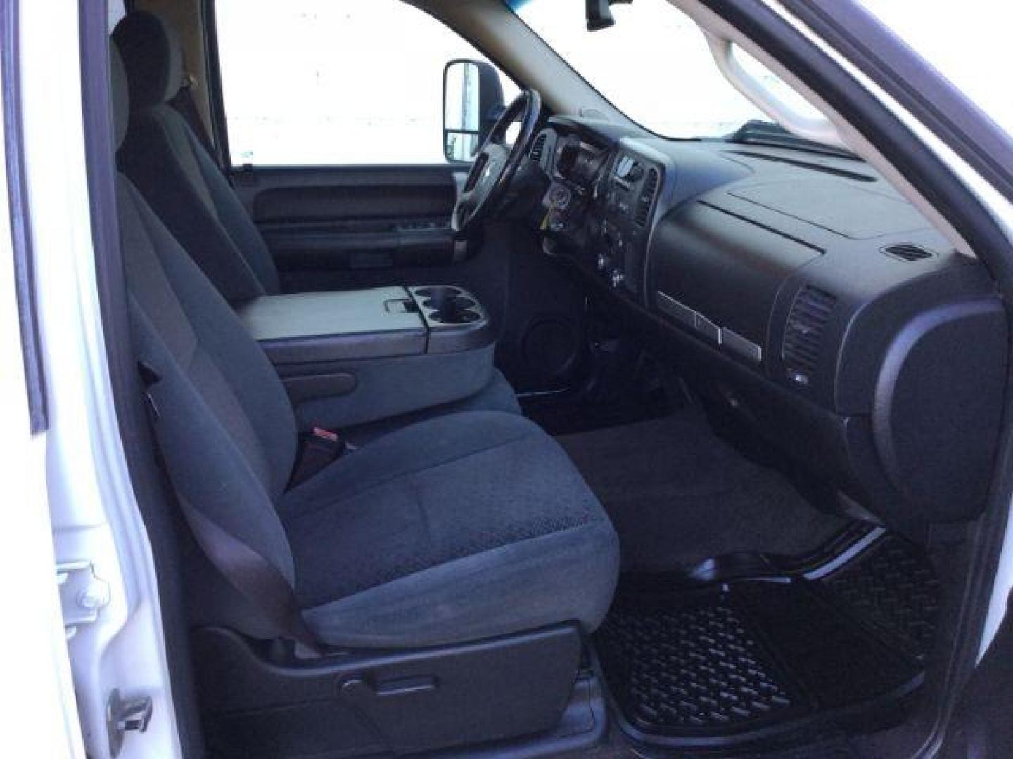 2008 Summit White /Ebony Cloth Interior Chevrolet Silverado 2500HD LT2 Crew Cab Std. Box 4WD (1GCHK23608F) with an 6.6L V8 OHV 32V TURBO DIESEL engine, 6-Speed Automatic transmission, located at 1801 Main Street, Lewiston, 83501, (208) 743-9371, 46.417065, -117.004799 - Photo#18