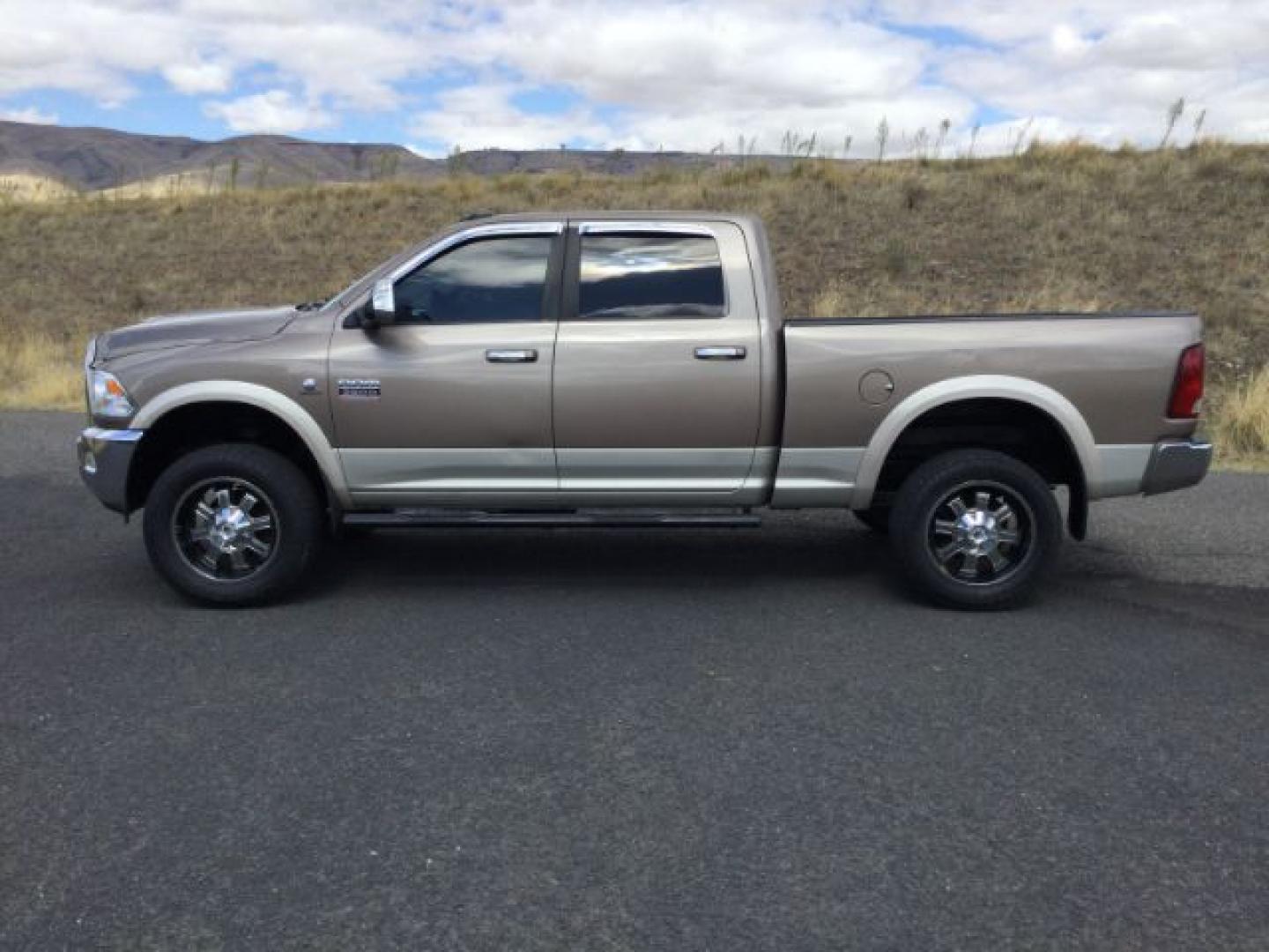 2010 Austin Tan Pearl/Light Graystone Pearl /Light Pebble Beige/Bark Brown Leather Interior RAM 2500 Laramie Crew Cab SWB 4WD (3D7UT2CL7AG) with an 6.7L L6 OHV 24V TURBO DIESEL engine, 6-Speed Automatic transmission, located at 1801 Main Street, Lewiston, 83501, (208) 743-9371, 46.417065, -117.004799- Photo#2