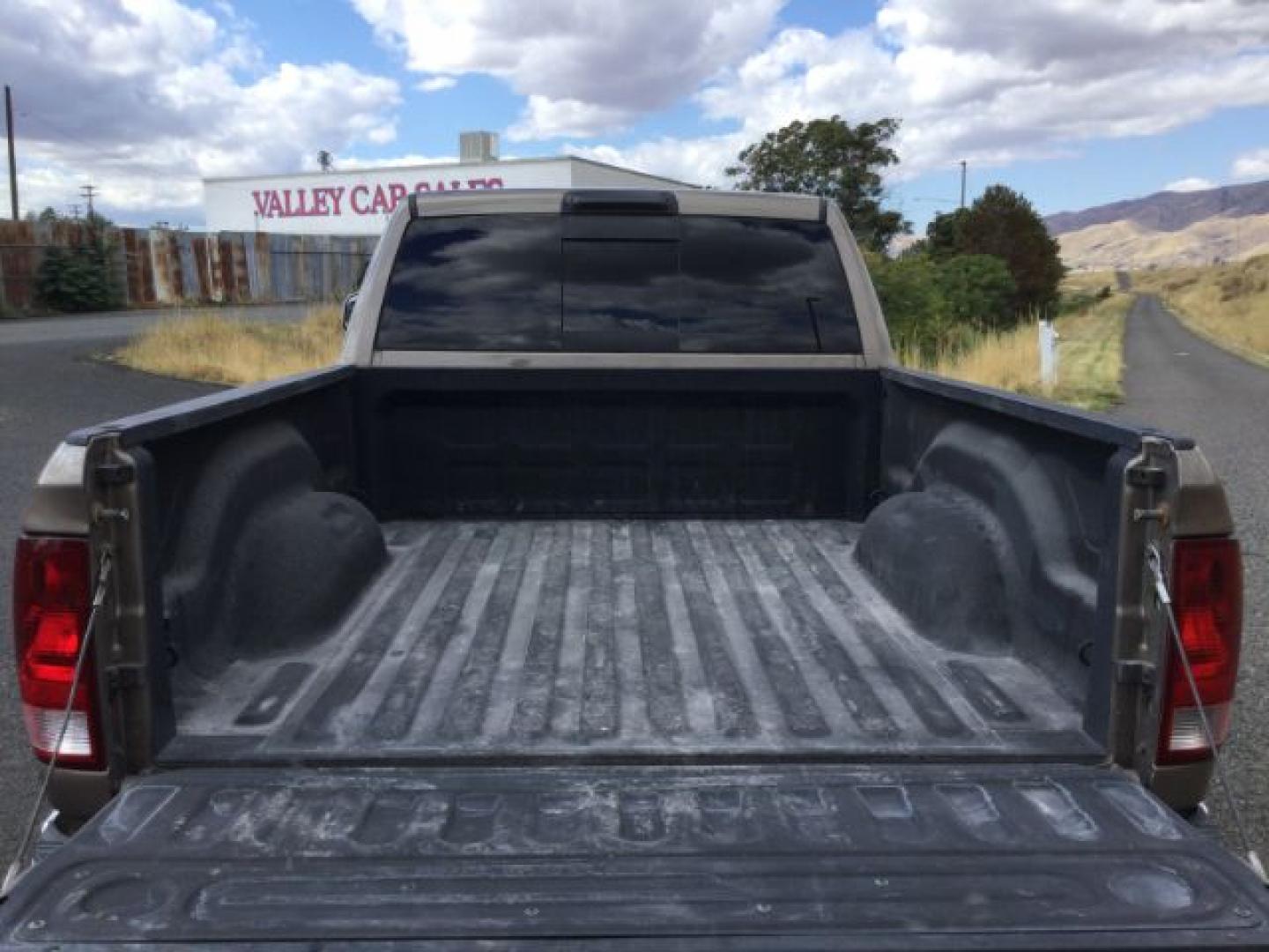 2010 Austin Tan Pearl/Light Graystone Pearl /Light Pebble Beige/Bark Brown Leather Interior RAM 2500 Laramie Crew Cab SWB 4WD (3D7UT2CL7AG) with an 6.7L L6 OHV 24V TURBO DIESEL engine, 6-Speed Automatic transmission, located at 1801 Main Street, Lewiston, 83501, (208) 743-9371, 46.417065, -117.004799- Photo#8