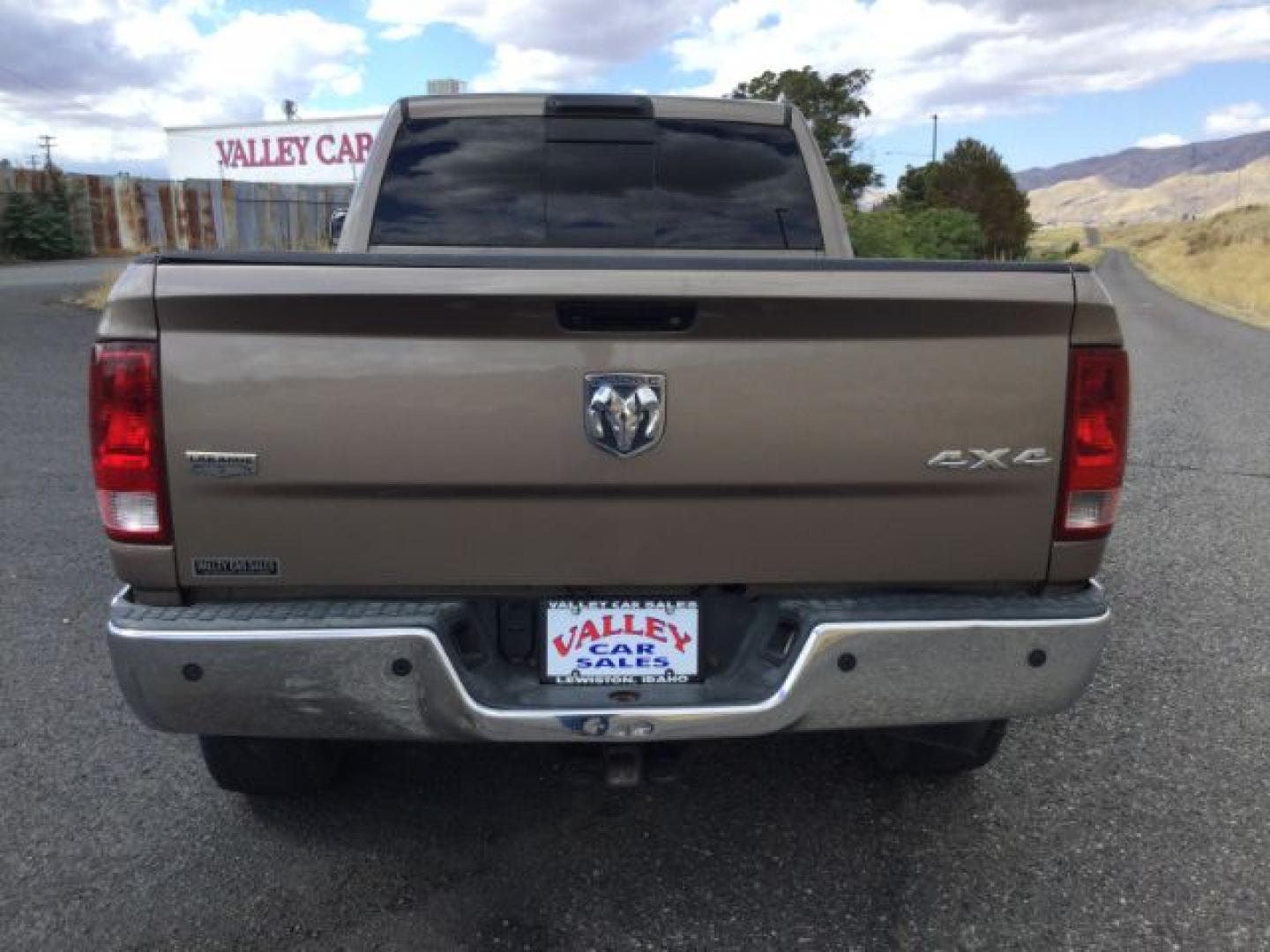 2010 Austin Tan Pearl/Light Graystone Pearl /Light Pebble Beige/Bark Brown Leather Interior RAM 2500 Laramie Crew Cab SWB 4WD (3D7UT2CL7AG) with an 6.7L L6 OHV 24V TURBO DIESEL engine, 6-Speed Automatic transmission, located at 1801 Main Street, Lewiston, 83501, (208) 743-9371, 46.417065, -117.004799- Photo#9