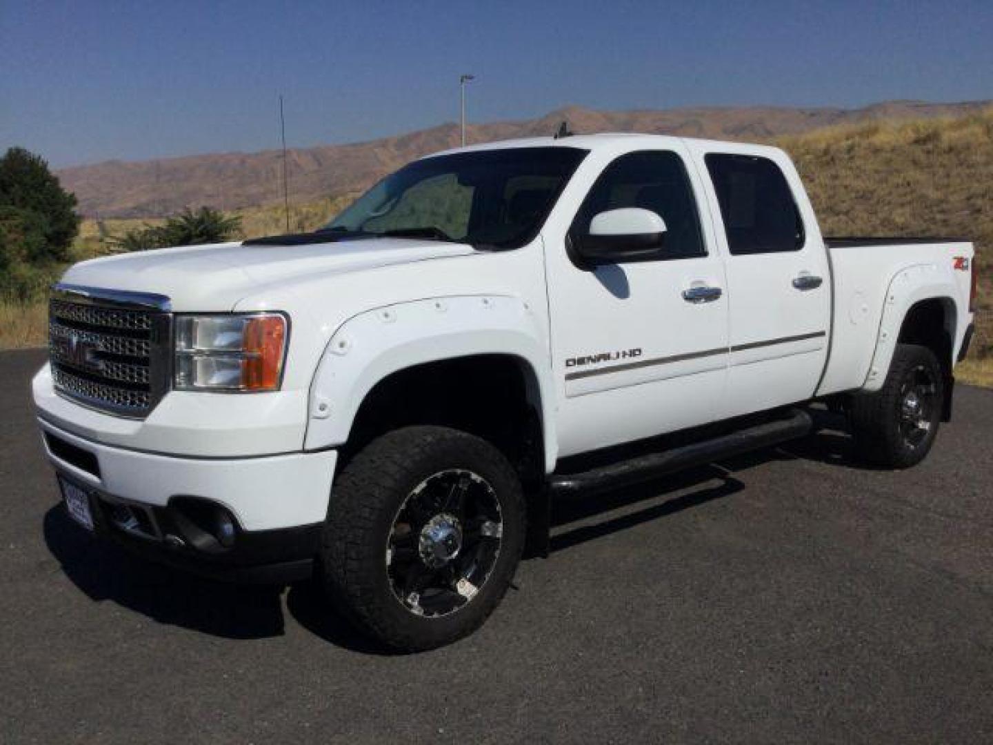 2012 Summit White /Ebony Leather Interior GMC Sierra 2500HD Denali Crew Cab 4WD (1GT125E8XCF) with an 6.6L V8 OHV 32V TURBO DIESEL engine, 6-Speed Automatic transmission, located at 1801 Main Street, Lewiston, 83501, (208) 743-9371, 46.417065, -117.004799 - Photo#0