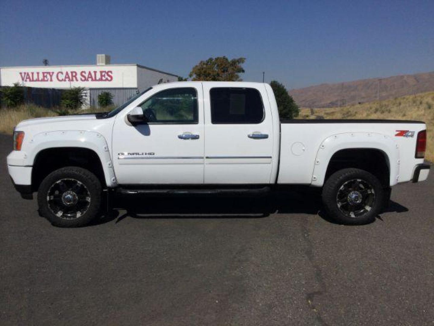 2012 Summit White /Ebony Leather Interior GMC Sierra 2500HD Denali Crew Cab 4WD (1GT125E8XCF) with an 6.6L V8 OHV 32V TURBO DIESEL engine, 6-Speed Automatic transmission, located at 1801 Main Street, Lewiston, 83501, (208) 743-9371, 46.417065, -117.004799 - Photo#1
