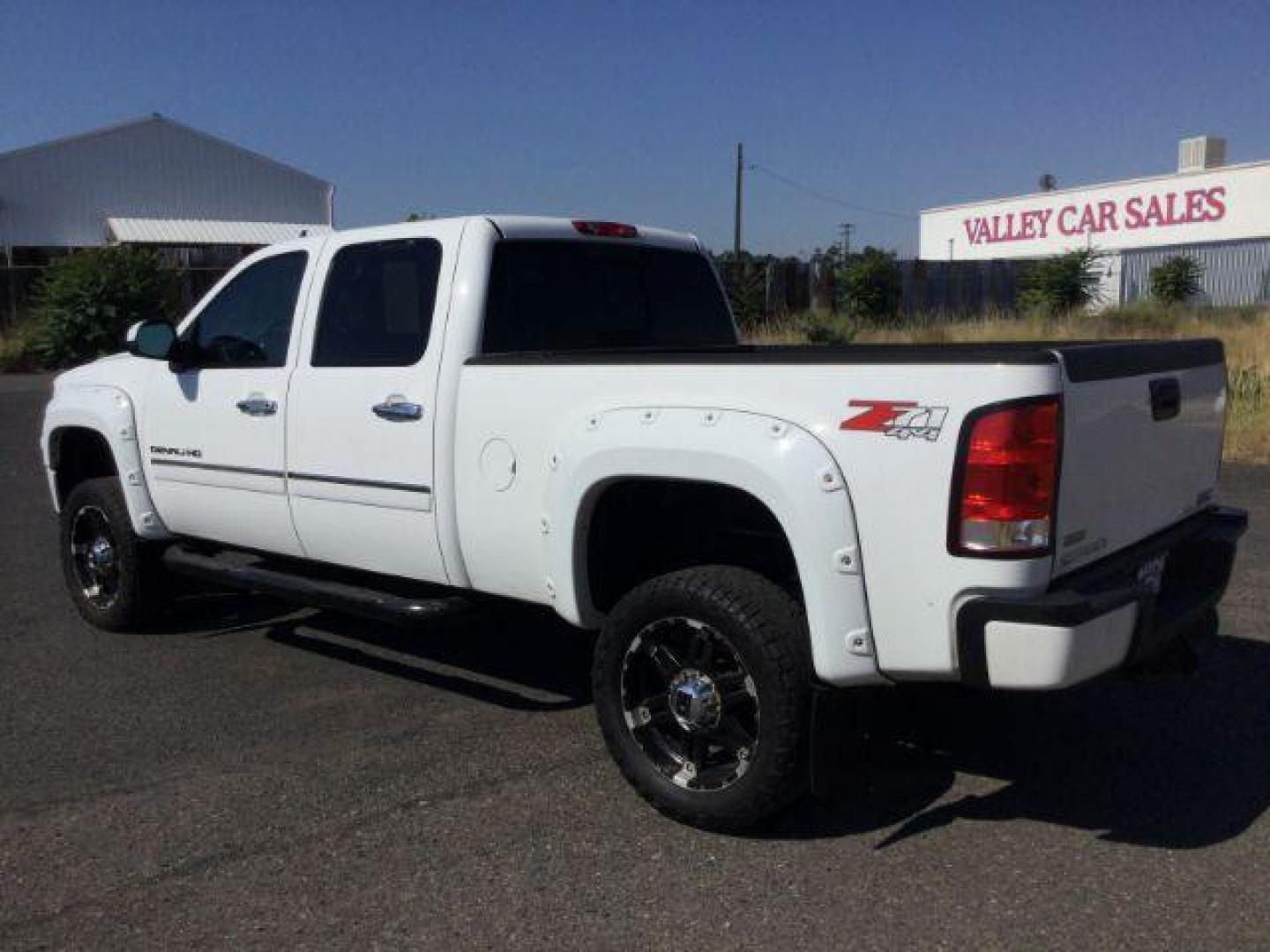 2012 Summit White /Ebony Leather Interior GMC Sierra 2500HD Denali Crew Cab 4WD (1GT125E8XCF) with an 6.6L V8 OHV 32V TURBO DIESEL engine, 6-Speed Automatic transmission, located at 1801 Main Street, Lewiston, 83501, (208) 743-9371, 46.417065, -117.004799 - Photo#2
