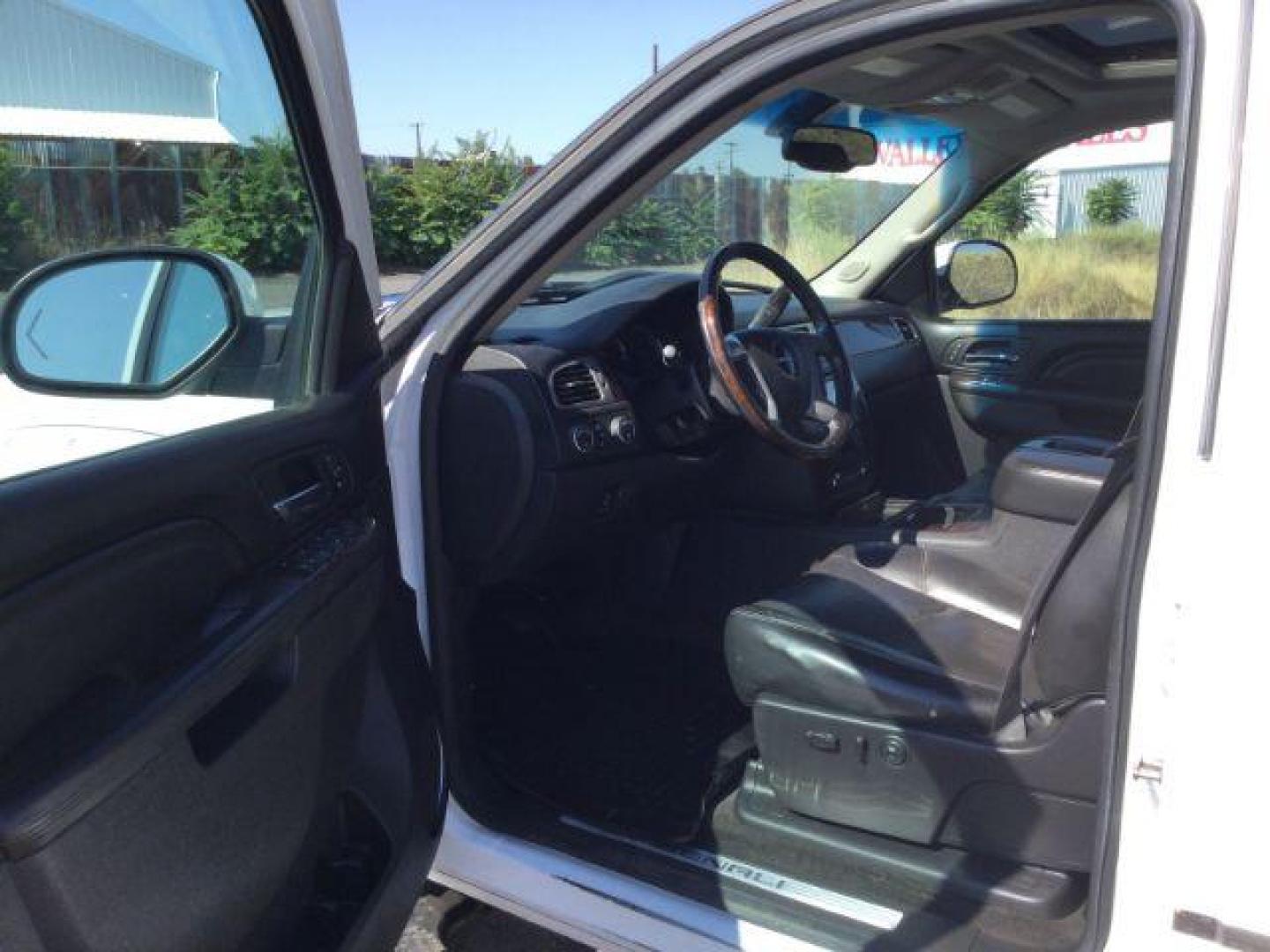 2012 Summit White /Ebony Leather Interior GMC Sierra 2500HD Denali Crew Cab 4WD (1GT125E8XCF) with an 6.6L V8 OHV 32V TURBO DIESEL engine, 6-Speed Automatic transmission, located at 1801 Main Street, Lewiston, 83501, (208) 743-9371, 46.417065, -117.004799 - Photo#3
