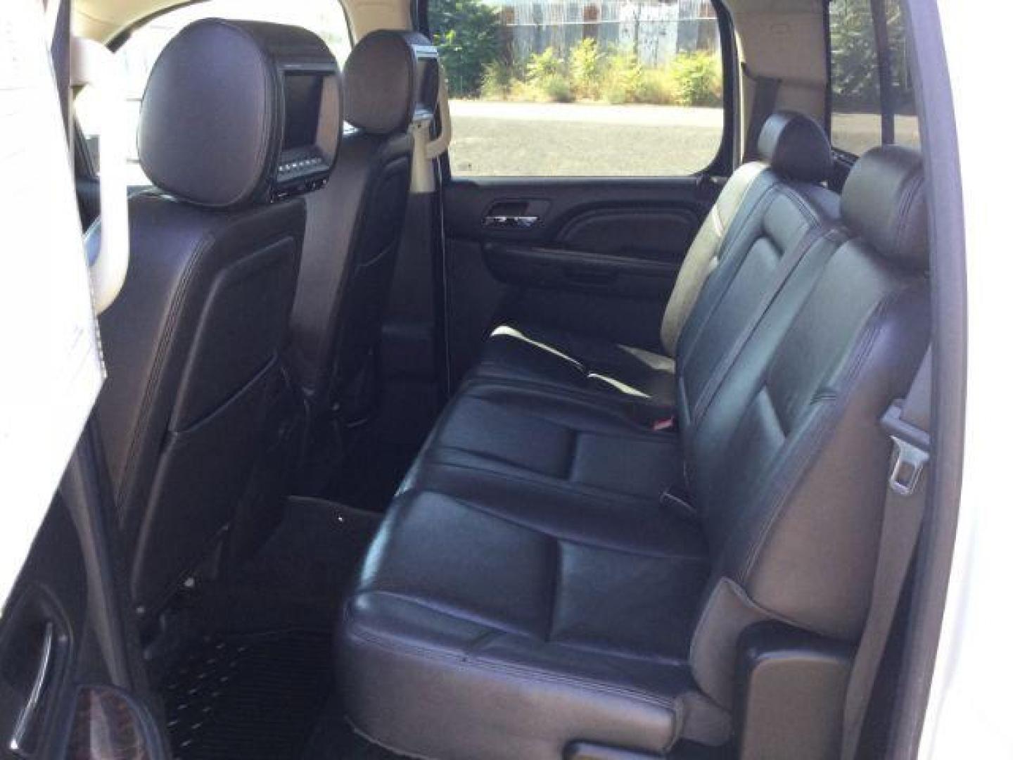 2012 Summit White /Ebony Leather Interior GMC Sierra 2500HD Denali Crew Cab 4WD (1GT125E8XCF) with an 6.6L V8 OHV 32V TURBO DIESEL engine, 6-Speed Automatic transmission, located at 1801 Main Street, Lewiston, 83501, (208) 743-9371, 46.417065, -117.004799 - Photo#4