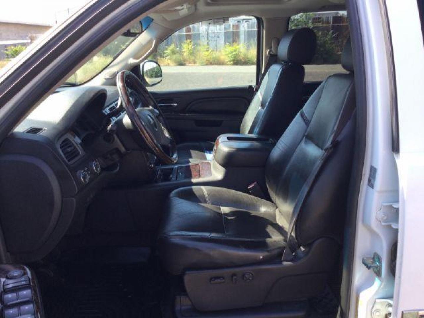 2012 Summit White /Ebony Leather Interior GMC Sierra 2500HD Denali Crew Cab 4WD (1GT125E8XCF) with an 6.6L V8 OHV 32V TURBO DIESEL engine, 6-Speed Automatic transmission, located at 1801 Main Street, Lewiston, 83501, (208) 743-9371, 46.417065, -117.004799 - Photo#5