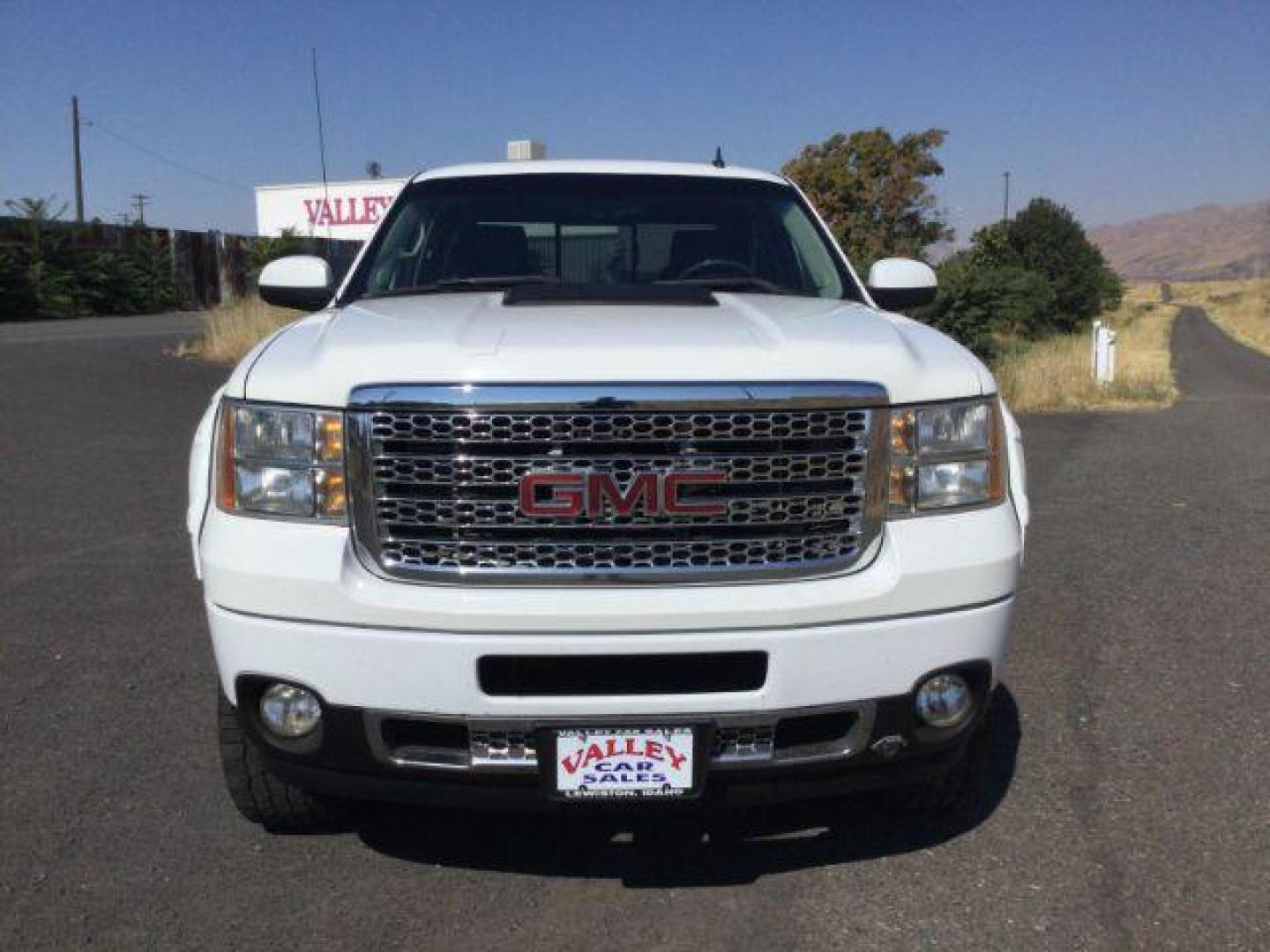 2012 Summit White /Ebony Leather Interior GMC Sierra 2500HD Denali Crew Cab 4WD (1GT125E8XCF) with an 6.6L V8 OHV 32V TURBO DIESEL engine, 6-Speed Automatic transmission, located at 1801 Main Street, Lewiston, 83501, (208) 743-9371, 46.417065, -117.004799 - Photo#6