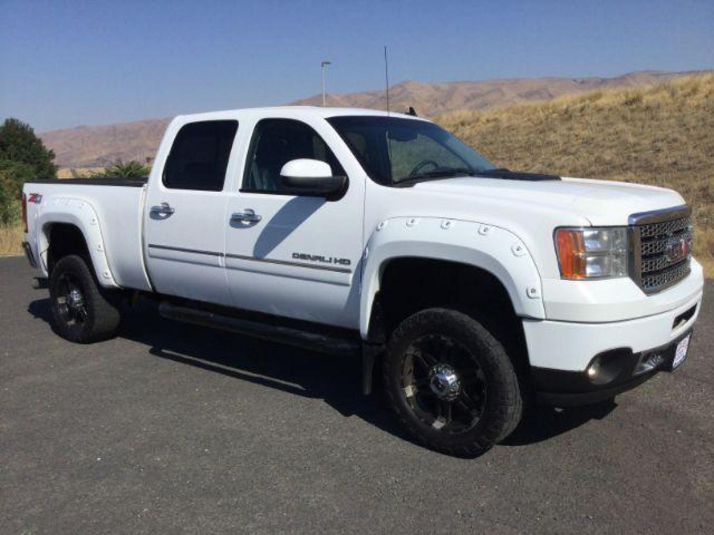 2012 Summit White /Ebony Leather Interior GMC Sierra 2500HD Denali Crew Cab 4WD (1GT125E8XCF) with an 6.6L V8 OHV 32V TURBO DIESEL engine, 6-Speed Automatic transmission, located at 1801 Main Street, Lewiston, 83501, (208) 743-9371, 46.417065, -117.004799 - Photo#7