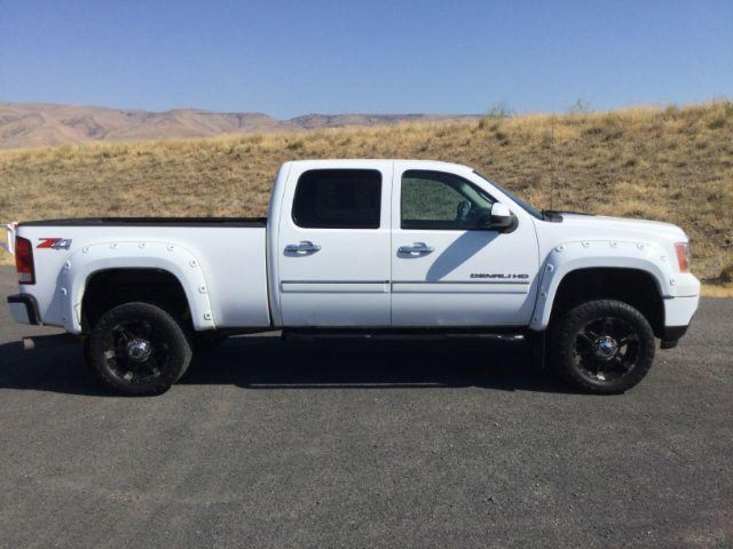 2012 Summit White /Ebony Leather Interior GMC Sierra 2500HD Denali Crew Cab 4WD (1GT125E8XCF) with an 6.6L V8 OHV 32V TURBO DIESEL engine, 6-Speed Automatic transmission, located at 1801 Main Street, Lewiston, 83501, (208) 743-9371, 46.417065, -117.004799 - Photo#8