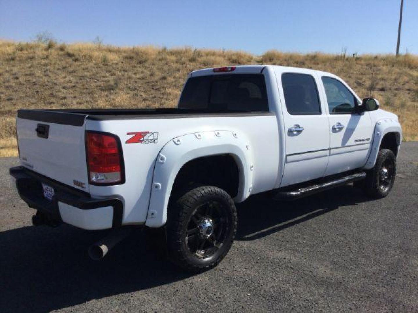 2012 Summit White /Ebony Leather Interior GMC Sierra 2500HD Denali Crew Cab 4WD (1GT125E8XCF) with an 6.6L V8 OHV 32V TURBO DIESEL engine, 6-Speed Automatic transmission, located at 1801 Main Street, Lewiston, 83501, (208) 743-9371, 46.417065, -117.004799 - Photo#9