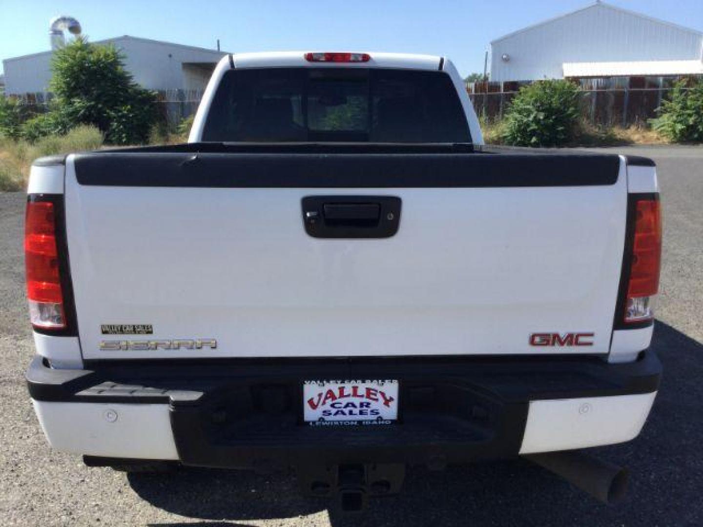 2012 Summit White /Ebony Leather Interior GMC Sierra 2500HD Denali Crew Cab 4WD (1GT125E8XCF) with an 6.6L V8 OHV 32V TURBO DIESEL engine, 6-Speed Automatic transmission, located at 1801 Main Street, Lewiston, 83501, (208) 743-9371, 46.417065, -117.004799 - Photo#15