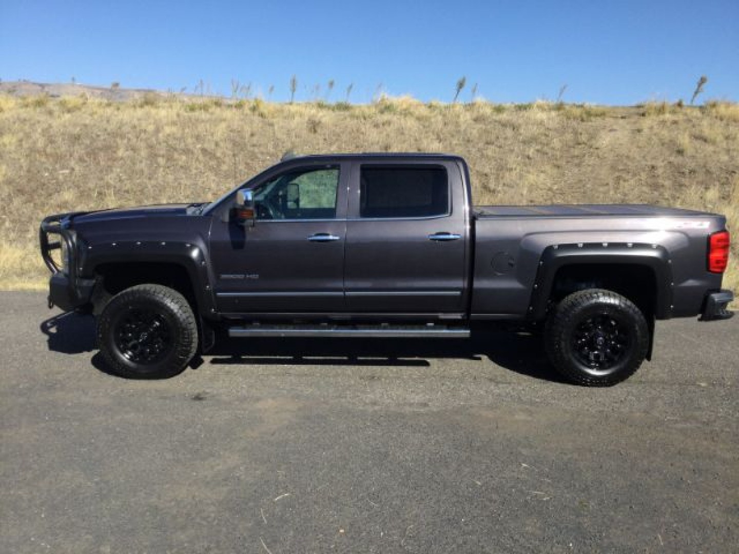 2015 Tungsten Metallic /Jet Black/Dark Ash Chevrolet Silverado 3500HD LTZ Crew Cab 4WD (1GC4K0C80FF) with an 6.6L V8 OHV 32V TURBO DIESEL engine, 6-Speed Automatic transmission, located at 1801 Main Street, Lewiston, 83501, (208) 743-9371, 46.417065, -117.004799- Photo#8