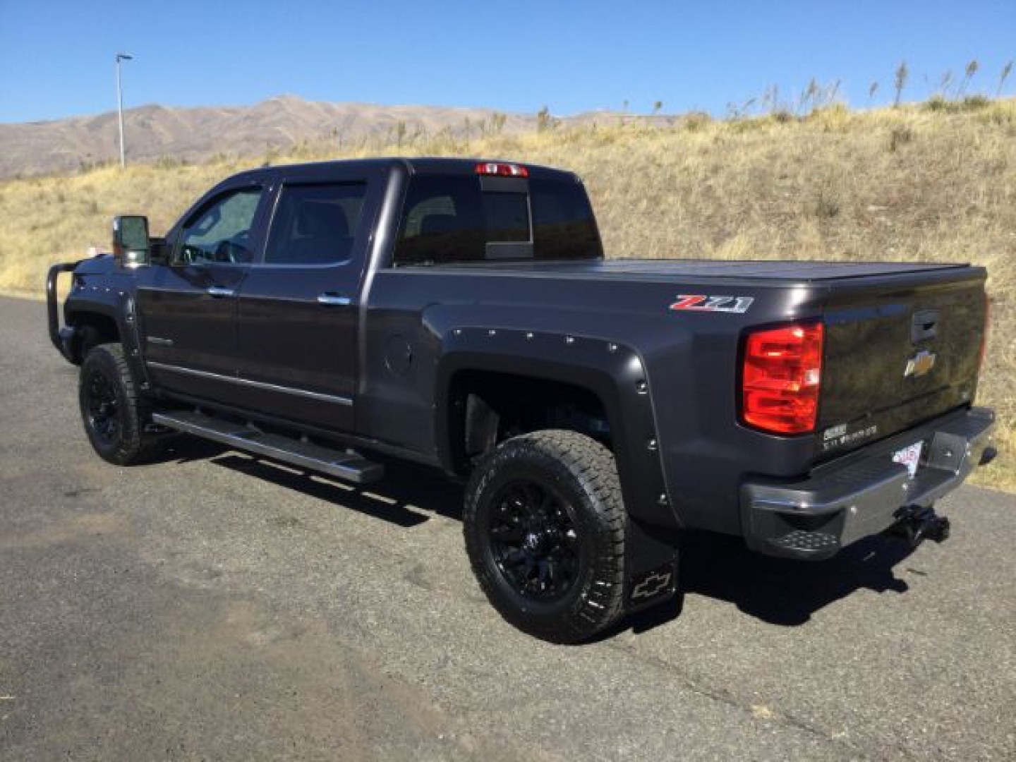 2015 Tungsten Metallic /Jet Black/Dark Ash Chevrolet Silverado 3500HD LTZ Crew Cab 4WD (1GC4K0C80FF) with an 6.6L V8 OHV 32V TURBO DIESEL engine, 6-Speed Automatic transmission, located at 1801 Main Street, Lewiston, 83501, (208) 743-9371, 46.417065, -117.004799- Photo#9