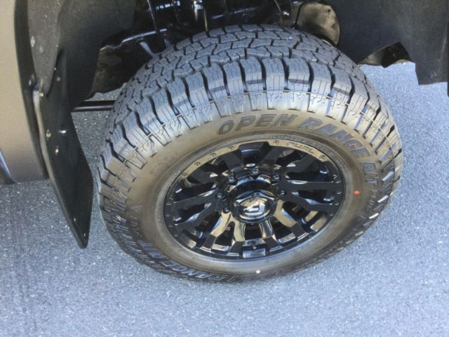 2015 Tungsten Metallic /Jet Black/Dark Ash Chevrolet Silverado 3500HD LTZ Crew Cab 4WD (1GC4K0C80FF) with an 6.6L V8 OHV 32V TURBO DIESEL engine, 6-Speed Automatic transmission, located at 1801 Main Street, Lewiston, 83501, (208) 743-9371, 46.417065, -117.004799- Photo#23