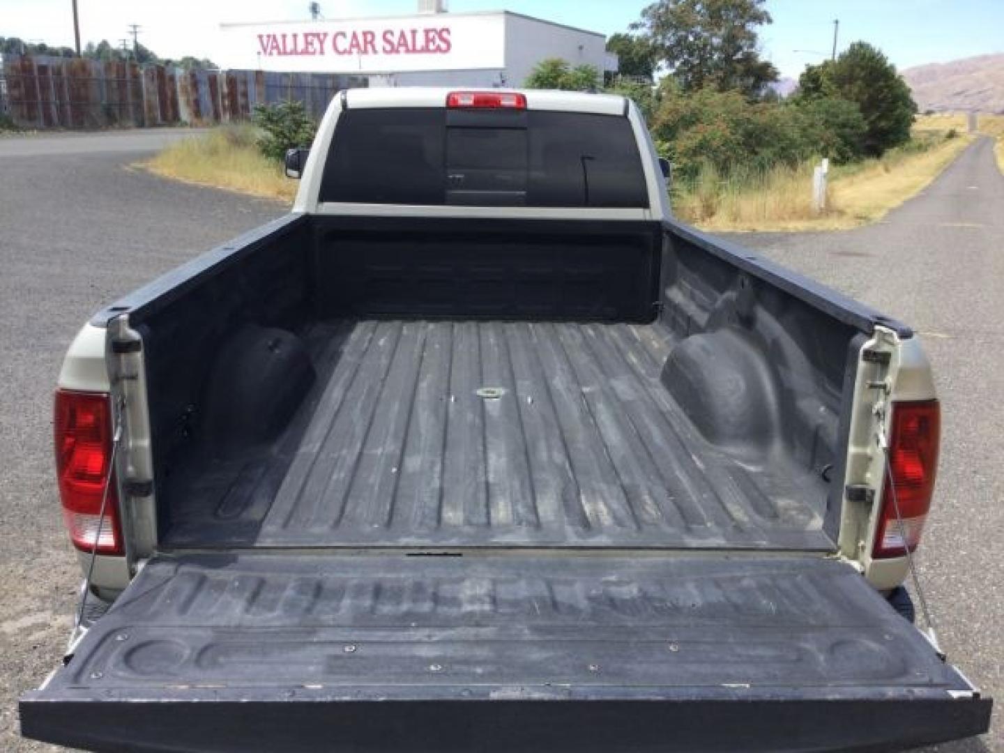 2010 Gold MIst /Black/Gray Cloth RAM 3500 SLT Crew Cab LWB 4WD (3D73Y3CL8AG) with an 6.7L I6 Cummins engine, 6-Speed Automatic transmission, located at 1801 Main Street, Lewiston, 83501, (208) 743-9371, 46.417065, -117.004799- Photo#11