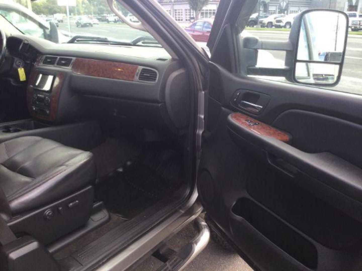 2008 Graystone Metallic /Ebony Leather Interior Chevrolet Silverado 2500HD LTZ Ext. Cab Std. Box 4WD (1GCHK29658E) with an 6.6L V8 OHV 32V TURBO DIESEL engine, 6-Speed Automatic transmission, located at 1801 Main Street, Lewiston, 83501, (208) 743-9371, 46.417065, -117.004799 - Photo#6
