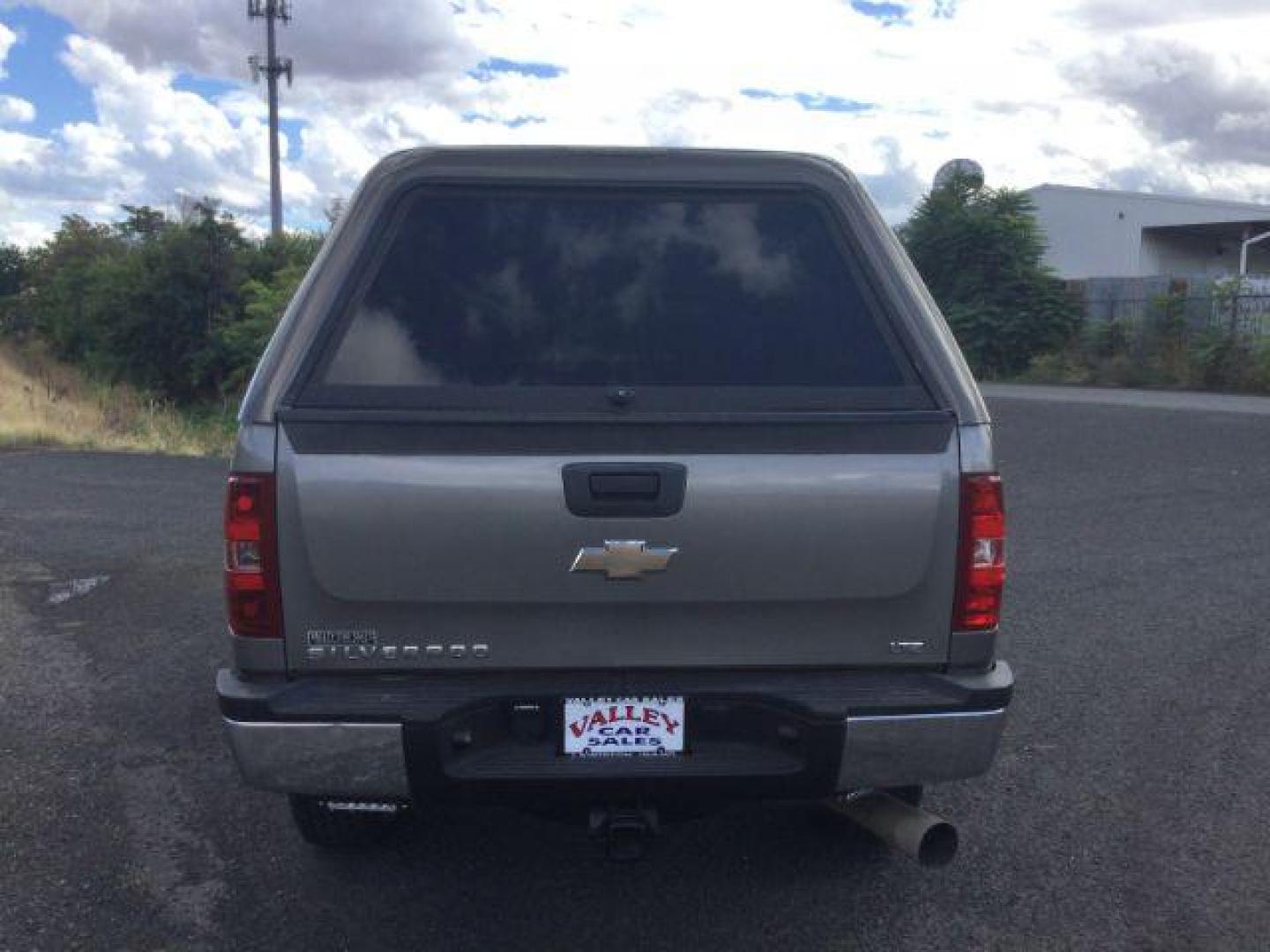 2008 Graystone Metallic /Ebony Leather Interior Chevrolet Silverado 2500HD LTZ Ext. Cab Std. Box 4WD (1GCHK29658E) with an 6.6L V8 OHV 32V TURBO DIESEL engine, 6-Speed Automatic transmission, located at 1801 Main Street, Lewiston, 83501, (208) 743-9371, 46.417065, -117.004799 - Photo#17
