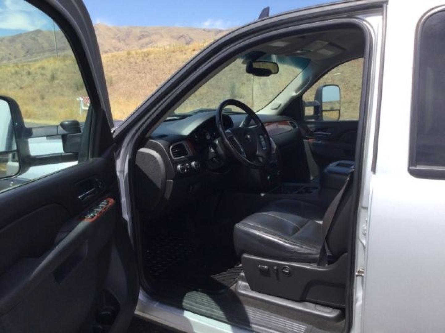 2011 Sheer Silver Metallic /Ebony Leather Interior Chevrolet Silverado 3500HD LTZ Crew Cab 4WD (1GC4K1C87BF) with an 6.6L V8 OHV 32V TURBO DIESEL engine, 6-Speed Automatic transmission, located at 1801 Main Street, Lewiston, 83501, (208) 743-9371, 46.417065, -117.004799- Photo#4