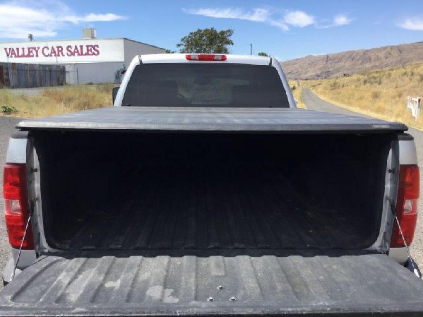 2011 Sheer Silver Metallic /Ebony Leather Interior Chevrolet Silverado 3500HD LTZ Crew Cab 4WD (1GC4K1C87BF) with an 6.6L V8 OHV 32V TURBO DIESEL engine, 6-Speed Automatic transmission, located at 1801 Main Street, Lewiston, 83501, (208) 743-9371, 46.417065, -117.004799- Photo#8