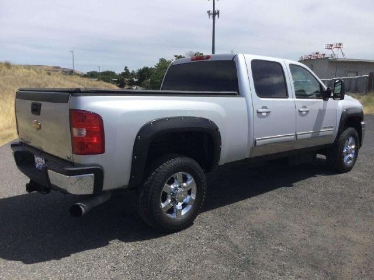 2011 Sheer Silver Metallic /Ebony Leather Interior Chevrolet Silverado 3500HD LTZ Crew Cab 4WD (1GC4K1C87BF) with an 6.6L V8 OHV 32V TURBO DIESEL engine, 6-Speed Automatic transmission, located at 1801 Main Street, Lewiston, 83501, (208) 743-9371, 46.417065, -117.004799- Photo#17