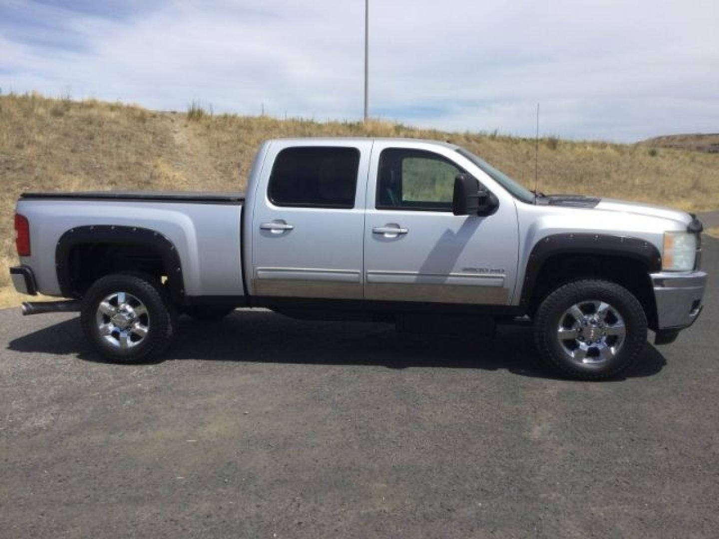 2011 Sheer Silver Metallic /Ebony Leather Interior Chevrolet Silverado 3500HD LTZ Crew Cab 4WD (1GC4K1C87BF) with an 6.6L V8 OHV 32V TURBO DIESEL engine, 6-Speed Automatic transmission, located at 1801 Main Street, Lewiston, 83501, (208) 743-9371, 46.417065, -117.004799- Photo#18