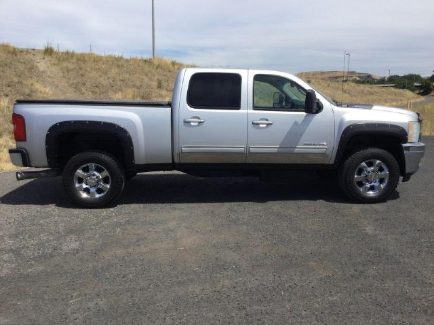 2011 Sheer Silver Metallic /Ebony Leather Interior Chevrolet Silverado 3500HD LTZ Crew Cab 4WD (1GC4K1C87BF) with an 6.6L V8 OHV 32V TURBO DIESEL engine, 6-Speed Automatic transmission, located at 1801 Main Street, Lewiston, 83501, (208) 743-9371, 46.417065, -117.004799- Photo#19