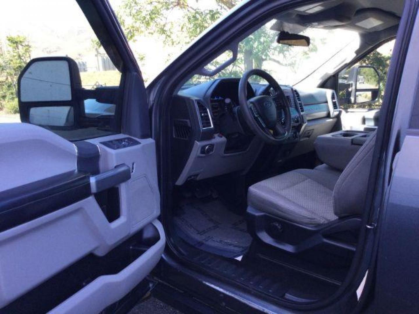 2017 Magnetic Metallic Ford F-250 SD XLT Crew Cab 4WD (1FT7W2BT0HE) with an 6.7L V8 OHV 16V DIESEL engine, 6-Speed Automatic transmission, located at 1801 Main Street, Lewiston, 83501, (208) 743-9371, 46.417065, -117.004799 - Photo#4