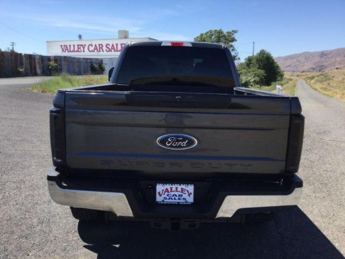 2017 Magnetic Metallic Ford F-250 SD XLT Crew Cab 4WD (1FT7W2BT0HE) with an 6.7L V8 OHV 16V DIESEL engine, 6-Speed Automatic transmission, located at 1801 Main Street, Lewiston, 83501, (208) 743-9371, 46.417065, -117.004799 - Photo#8