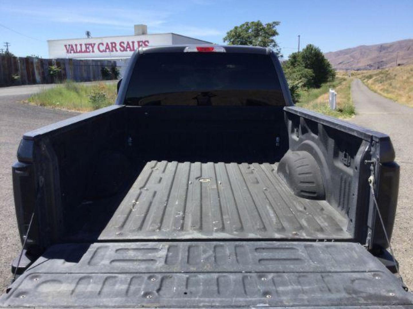 2017 Magnetic Metallic Ford F-250 SD XLT Crew Cab 4WD (1FT7W2BT0HE) with an 6.7L V8 OHV 16V DIESEL engine, 6-Speed Automatic transmission, located at 1801 Main Street, Lewiston, 83501, (208) 743-9371, 46.417065, -117.004799 - Photo#9