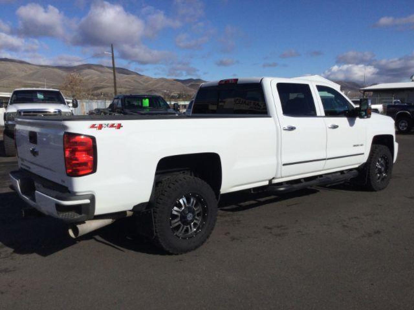 2018 Summit White /Jet Black, leather Chevrolet Silverado 3500HD LTZ Crew Cab Long Box 4WD (1GC4K0EY2JF) with an 6.6L V8 OHV 32V TURBO DIESEL engine, 6-Speed Automatic transmission, located at 1801 Main Street, Lewiston, 83501, (208) 743-9371, 46.417065, -117.004799 - Photo #8