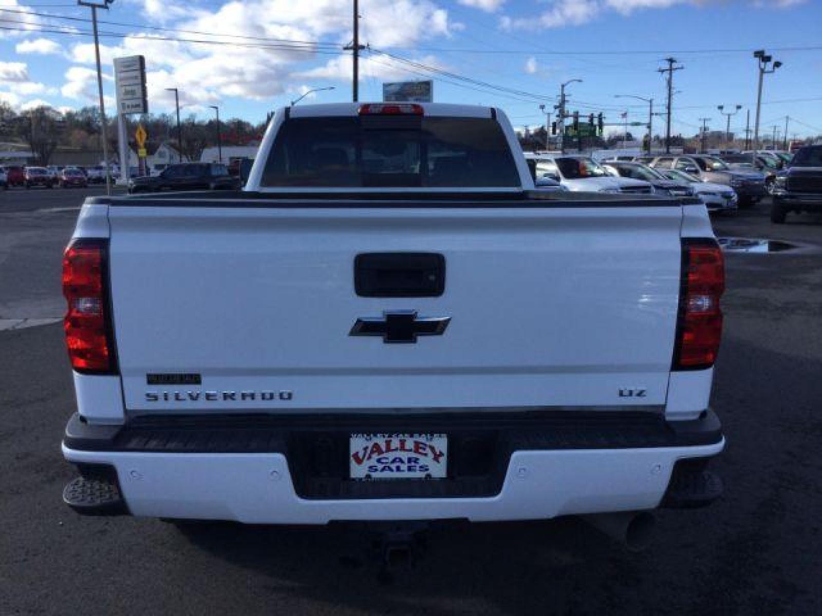 2018 Summit White /Jet Black, leather Chevrolet Silverado 3500HD LTZ Crew Cab Long Box 4WD (1GC4K0EY2JF) with an 6.6L V8 OHV 32V TURBO DIESEL engine, 6-Speed Automatic transmission, located at 1801 Main Street, Lewiston, 83501, (208) 743-9371, 46.417065, -117.004799 - Photo #20