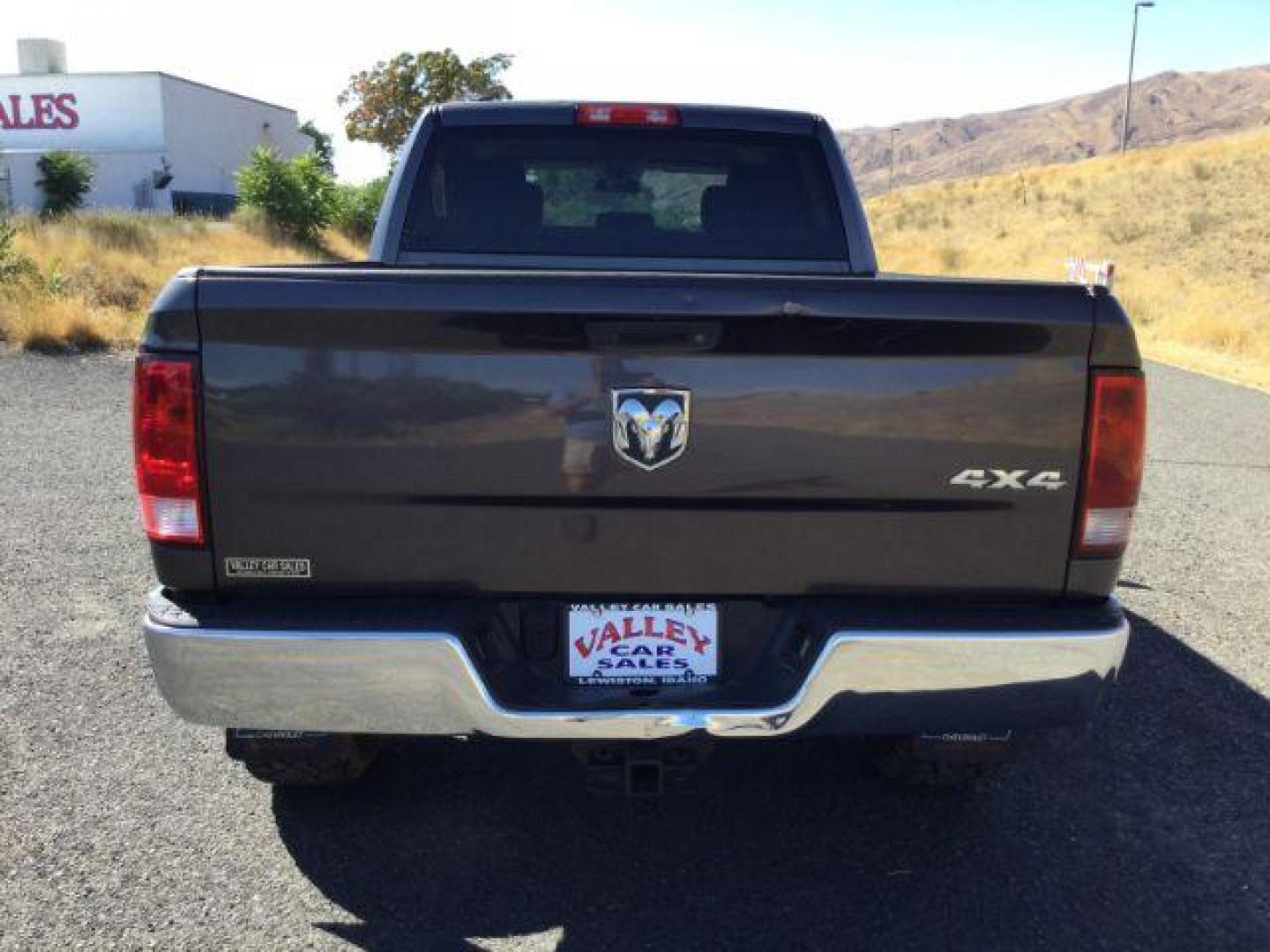 2017 Granite Crystal Metallic Clear Coat /Black/Diesel Gray, cloth RAM 1500 Tradesman Crew Cab LWB 4WD (1C6RR7ST9HS) with an 5.7L V8 OHV 16V engine, 8-Speed Automatic transmission, located at 1801 Main Street, Lewiston, 83501, (208) 743-9371, 46.417065, -117.004799 - Photo#12