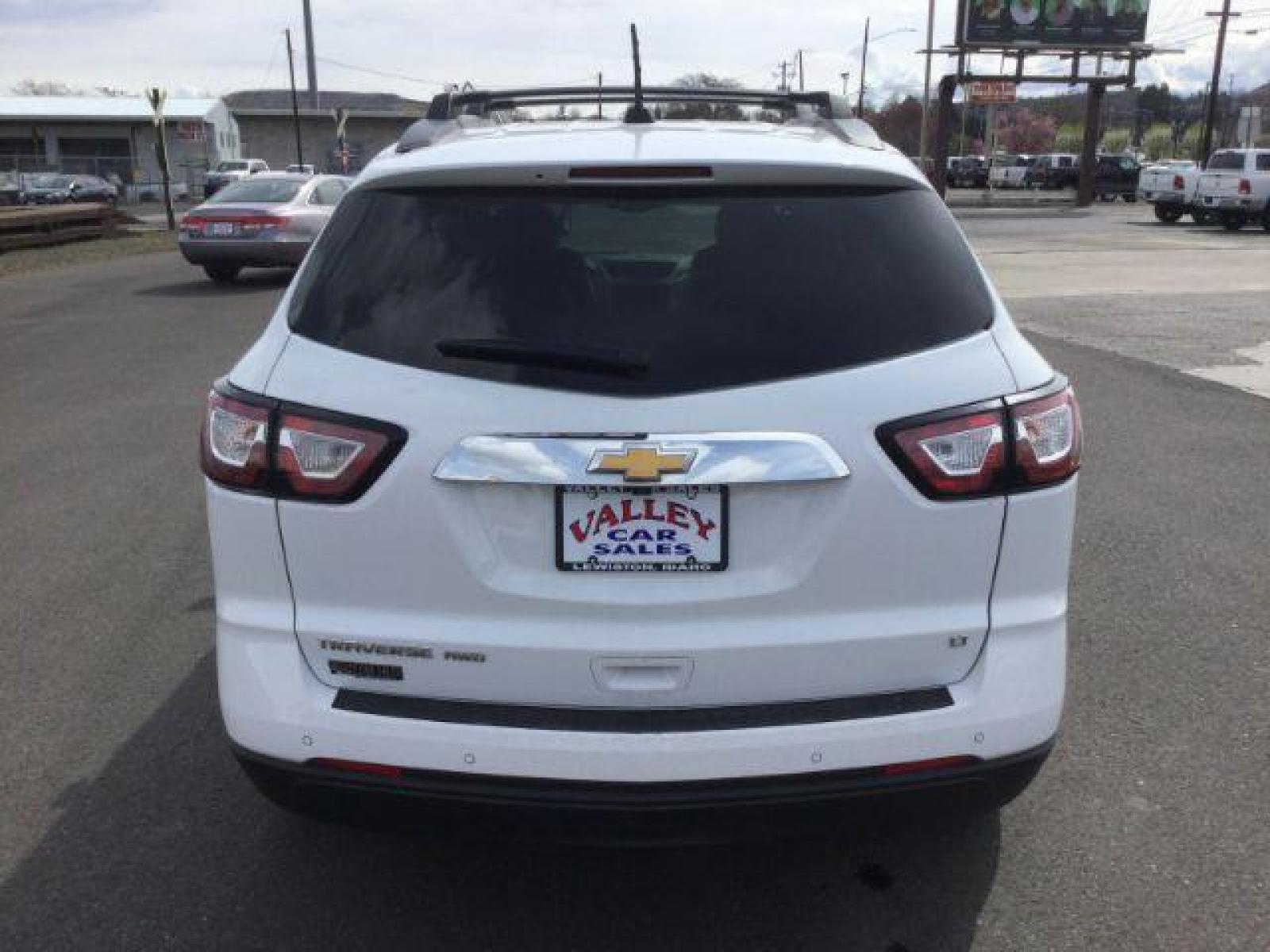 2017 Summit White Chevrolet Traverse 2LT AWD (1GNKVHKD6HJ) with an 3.6L V6 DOHC 24V engine, 6-Speed Automatic transmission, located at 1801 Main Street, Lewiston, 83501, (208) 743-9371, 46.417065, -117.004799 - Photo #15