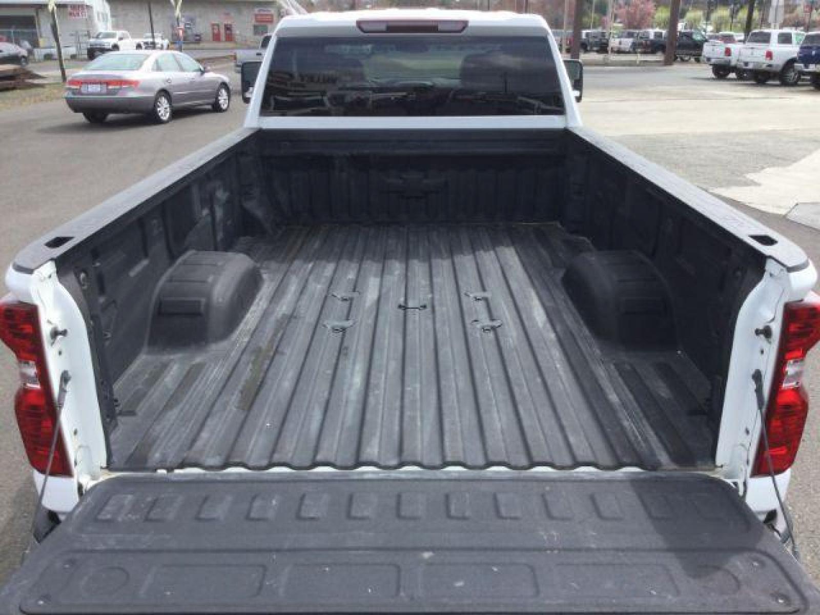 2020 Summit White /Gideon/Very Dark Atmosphere, leather Chevrolet Silverado 2500HD LT Crew Cab Long Box 4WD (1GC4YNEY5LF) with an 6.6L V8 OHV 16V DIESEL engine, 6-Speed Automatic transmission, located at 1801 Main Street, Lewiston, 83501, (208) 743-9371, 46.417065, -117.004799 - Photo #13