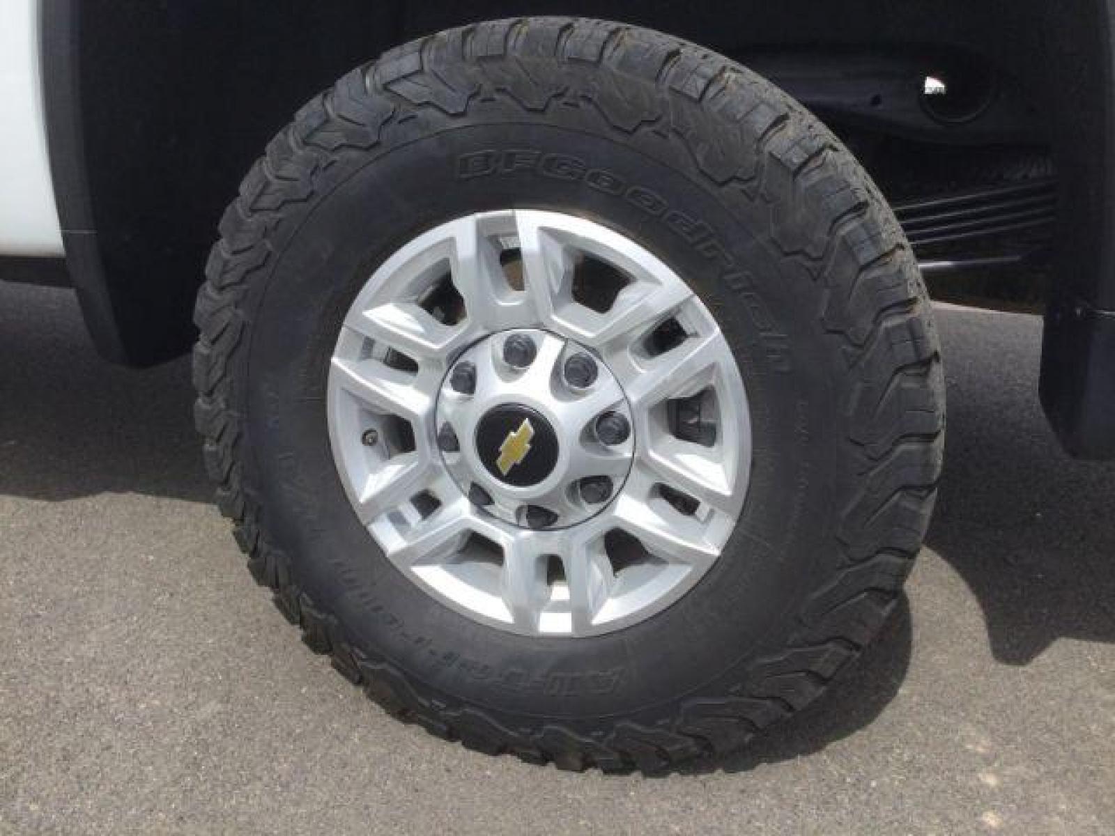 2020 Summit White /Gideon/Very Dark Atmosphere, leather Chevrolet Silverado 2500HD LT Crew Cab Long Box 4WD (1GC4YNEY5LF) with an 6.6L V8 OHV 16V DIESEL engine, 6-Speed Automatic transmission, located at 1801 Main Street, Lewiston, 83501, (208) 743-9371, 46.417065, -117.004799 - Photo #19