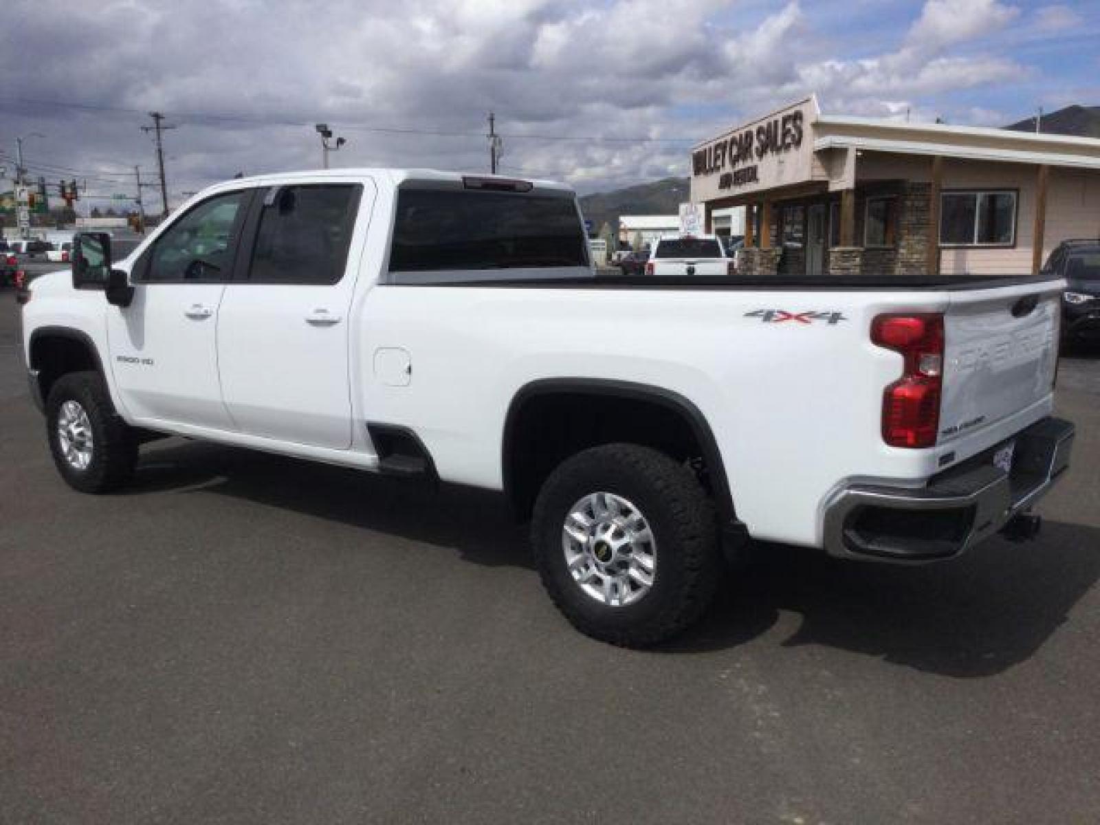 2020 Summit White /Gideon/Very Dark Atmosphere, leather Chevrolet Silverado 2500HD LT Crew Cab Long Box 4WD (1GC4YNEY5LF) with an 6.6L V8 OHV 16V DIESEL engine, 6-Speed Automatic transmission, located at 1801 Main Street, Lewiston, 83501, (208) 743-9371, 46.417065, -117.004799 - Photo #2