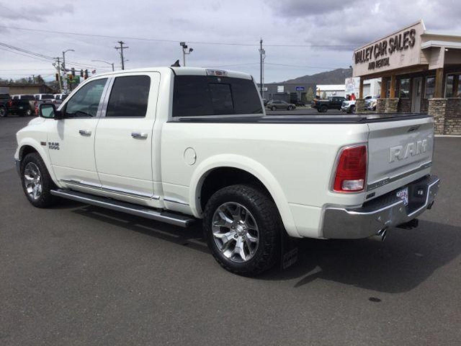 2018 Pearl White Clearcoat /BLACK LEATHER RAM 1500 Limited Crew Cab LWB 4WD (1C6RR7WT1JS) with an 5.7L V8 OHV 16V engine, 8-Speed Automatic transmission, located at 1801 Main Street, Lewiston, 83501, (208) 743-9371, 46.417065, -117.004799 - Photo #3