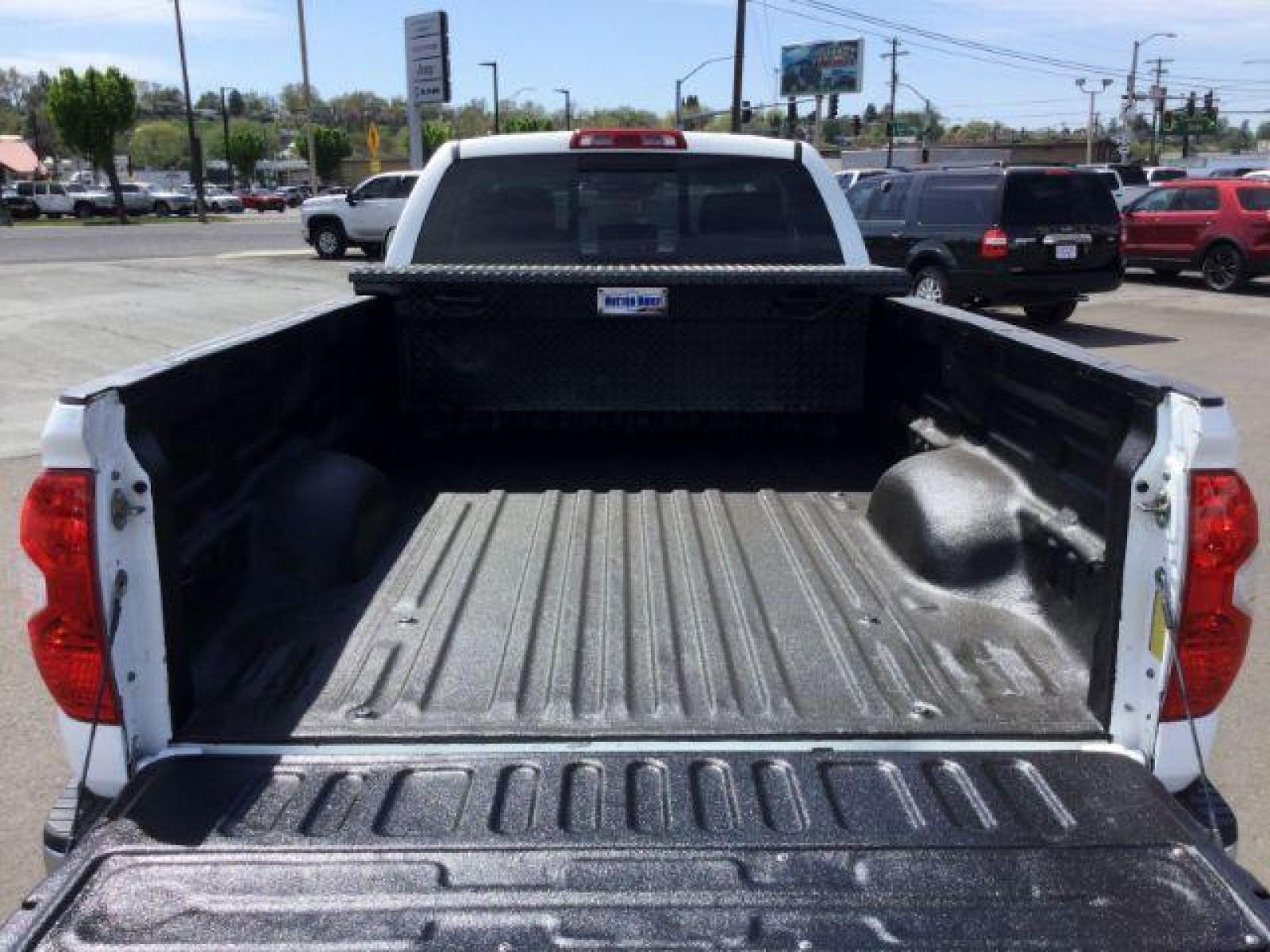 2019 Super White /Graphite, cloth Toyota Tundra SR5 5.7L V8 Double Cab 4WD Long Bed (5TFCY5F14KX) with an 5.7L V8 DOHC 32V engine, 6-Speed Automatic transmission, located at 1801 Main Street, Lewiston, 83501, (208) 743-9371, 46.417065, -117.004799 - Photo #16